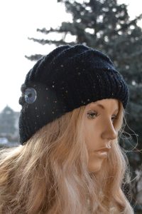 Czapka z kwiatkiem w kolorze czarnym z cekinami