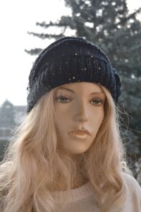 Czapka z kwiatkiem w kolorze czarnym z cekinami