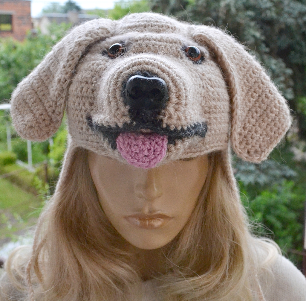 Czapka uszatka pies golden retriever uśmiechnięty