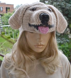 Czapka uszatka pies golden retriever uśmiechnięty