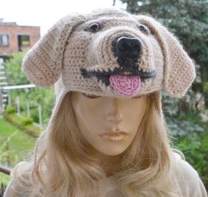 Czapka uszatka pies golden retriever uśmiechnięty