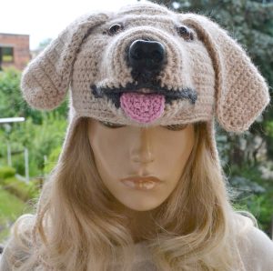 Czapka uszatka pies golden retriever uśmiechnięty