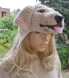 Czapka uszatka pies golden retriever uśmiechnięty