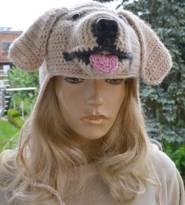 Czapka uszatka pies golden retriever uśmiechnięty