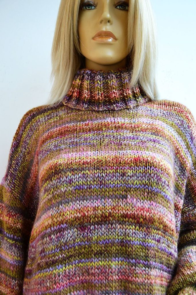 Melanżowy sweter z golfem
