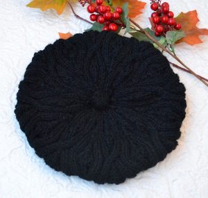 Beret w warkocze w kolorze czarnym