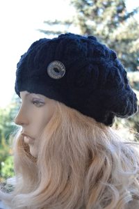 Beret w warkocze w kolorze czarnym