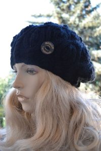Beret w warkocze w kolorze czarnym