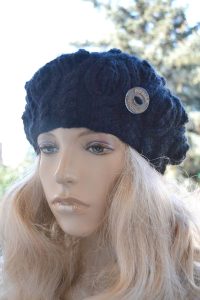 Beret w warkocze w kolorze czarnym