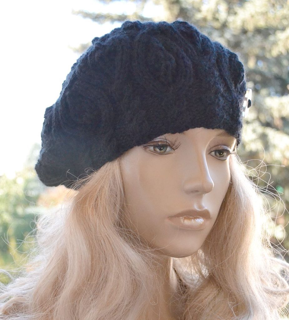Beret w warkocze w kolorze czarnym