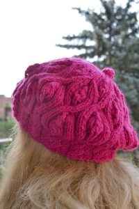 Beret w warkocze w kolorze fuksji / magenta