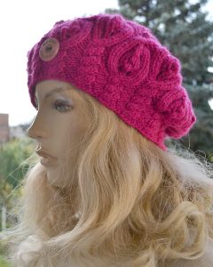 Beret w warkocze w kolorze fuksji / magenta