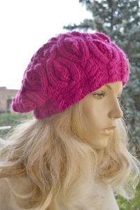 Beret w warkocze w kolorze fuksji / magenta