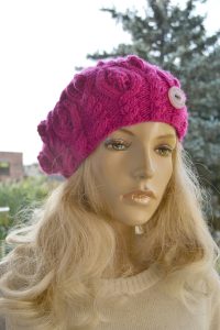 Beret w warkocze w kolorze fuksji / magenta