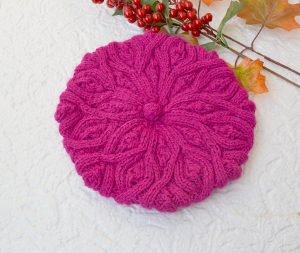 Beret w warkocze w kolorze fuksji / magenta