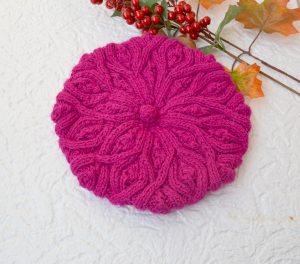 Beret w warkocze w kolorze fuksji / magenta
