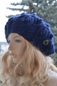Beret w warkocze w kolorze granatowym