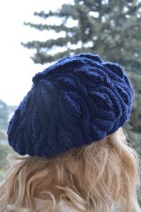 Beret w warkocze w kolorze granatowym