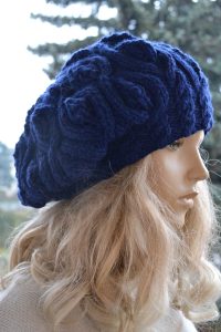 Beret w warkocze w kolorze granatowym