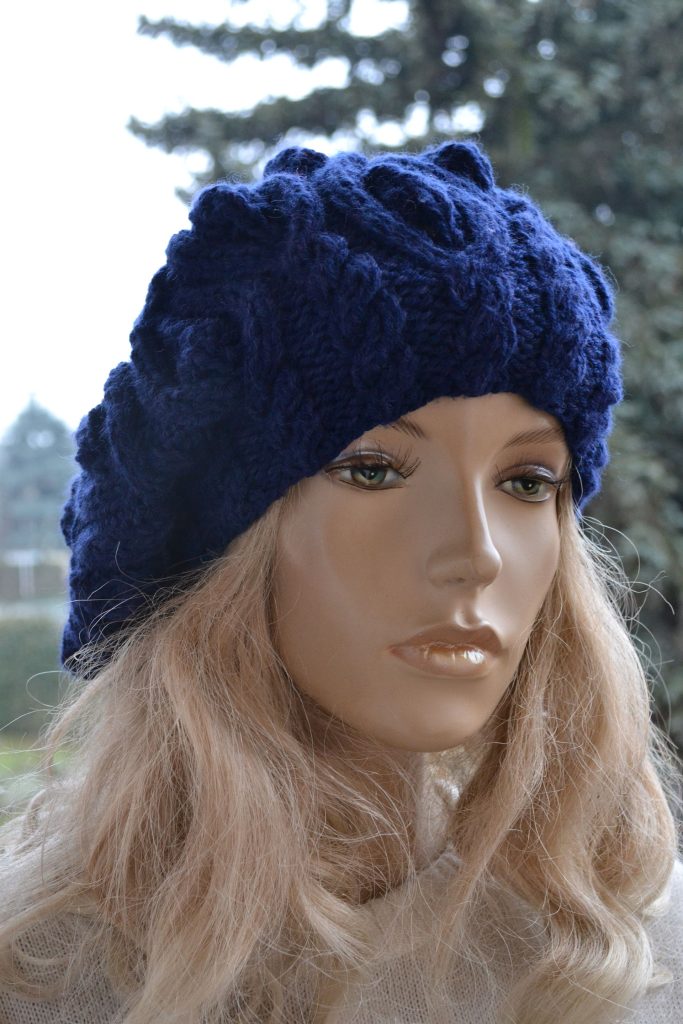 Beret w warkocze w kolorze granatowym