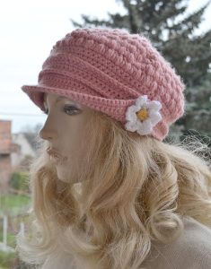 Czapka kaszkiet w kolorze różowym z kwiatkiem