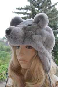 Czapka uszatka smutny miś futerkowy