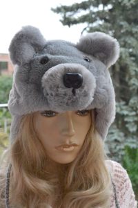 Czapka uszatka smutny miś futerkowy